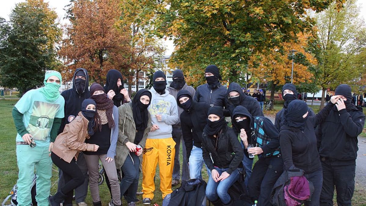 Kuvassa muun muassa ninja-asuisia opiskelijoita puistossa