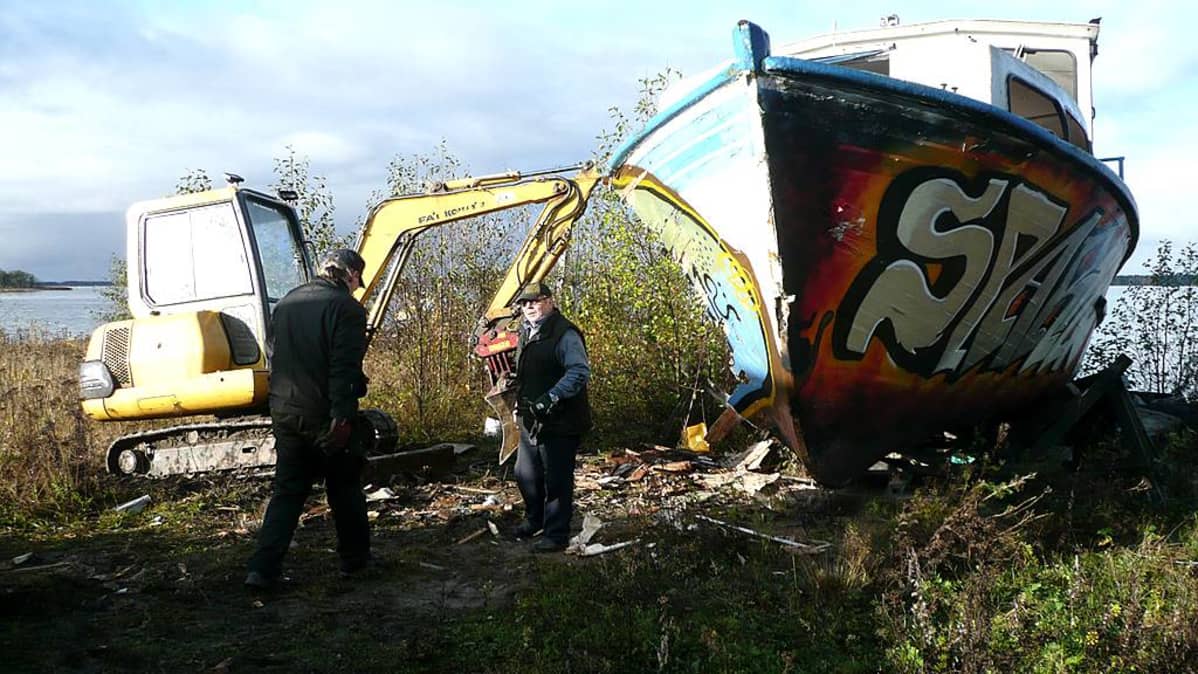Vanhan Merikihu-laivan omistajaa ei kaupunki ole tavoittanut. Pitkään rannalla olleen laivavanhuksen kohtaloksi koituu hävittäminen.