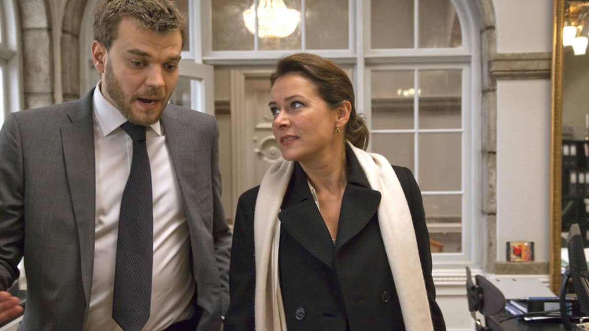Vallan linnakkeen lehdistöavustaja Kasper (Pilou Asbaek) ja pääministeri Birgitte (Sidse Babett Knudsen).