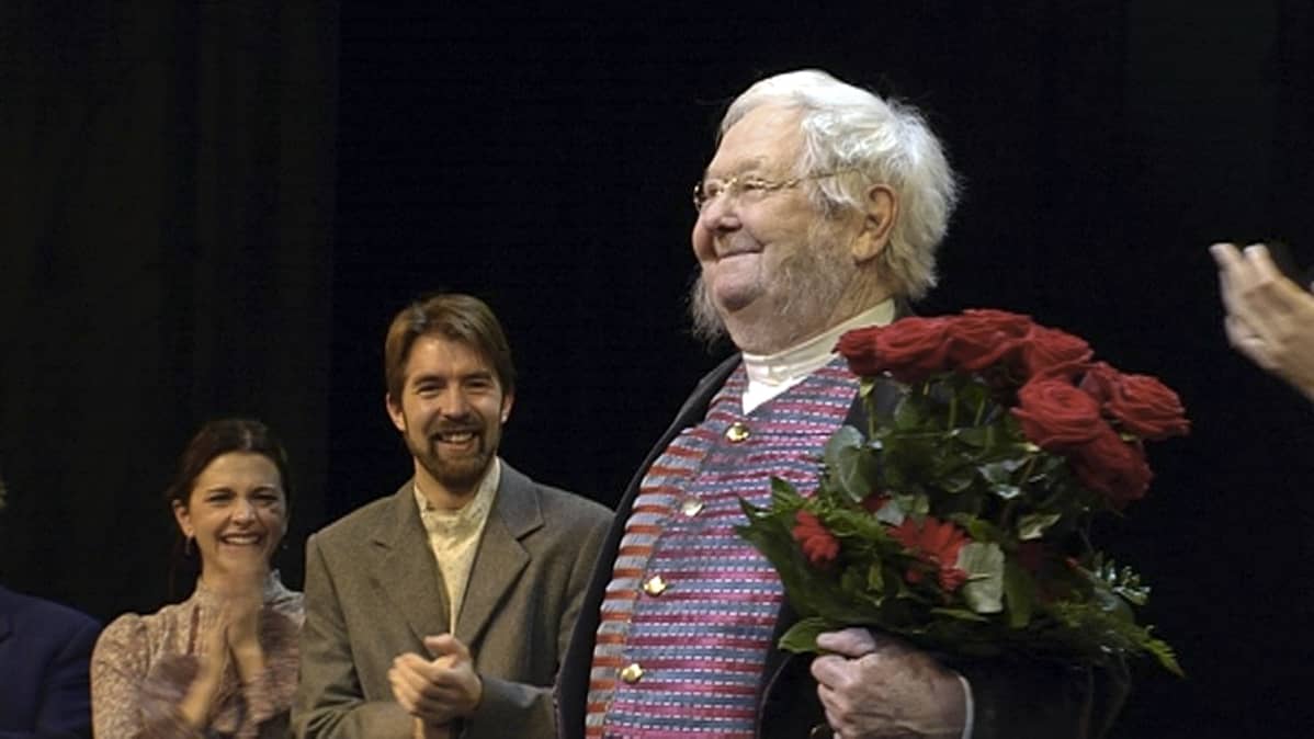 Lasse Pöysti ruusukimpun kanssa