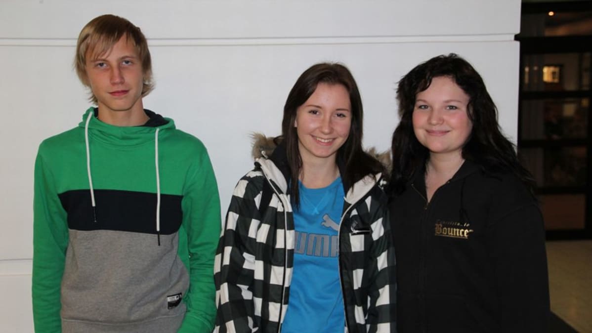 Voittajajoukkue eli Keminmaan 9D:n Elisa Alakärppä, Veera Yrjänheikki, Niko Koponen.
