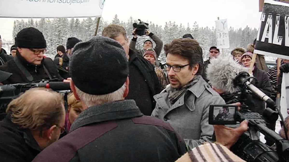 Ympäristöministeri Ville Niinistö Talvivaarassa toimittajien ja aktivistien ympäröimänä.