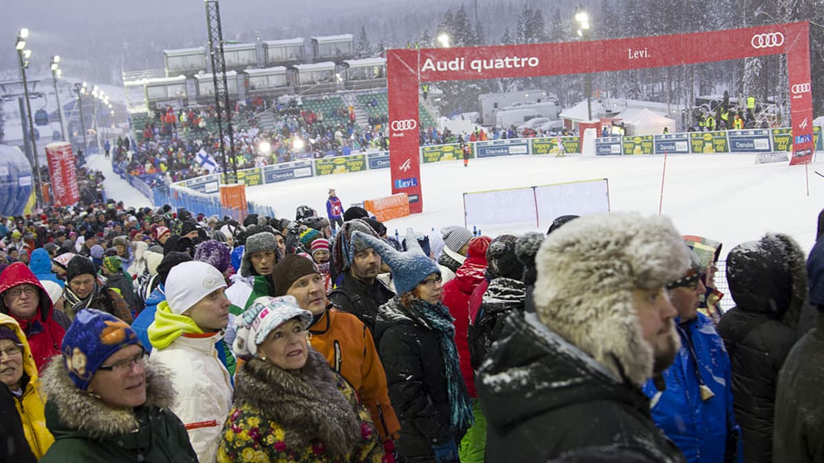 Yleisöä pujottelun maailmancupin avauskilpailussa Levillä 10. marraskuuta 2012