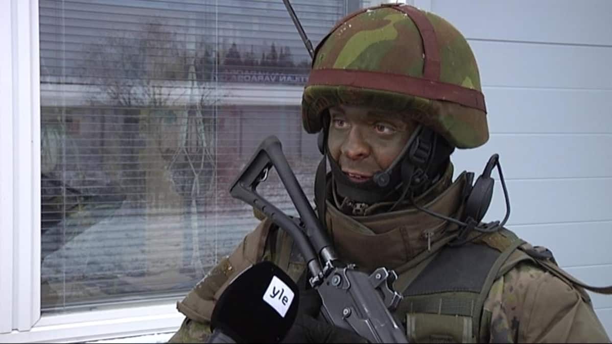upseerikokelas Eetu Kukkonen kaupunkijääkäri varusteissa