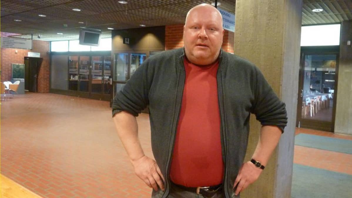 Lapin energianeuvonta -hankkeen projektipäällikkö Mika Vesterinen auttaa kotitalouksia, jotka pähkäilevät asuntojen energiatehokkuuden kanssa.