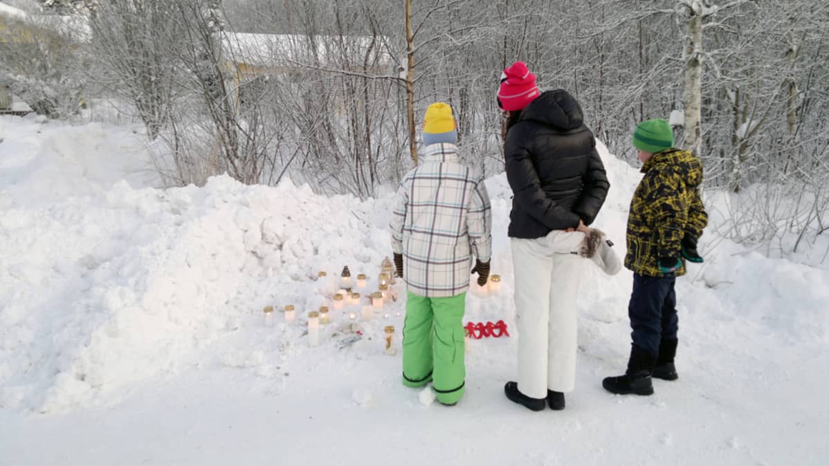 Kynttilöitä löytöpaikalla.