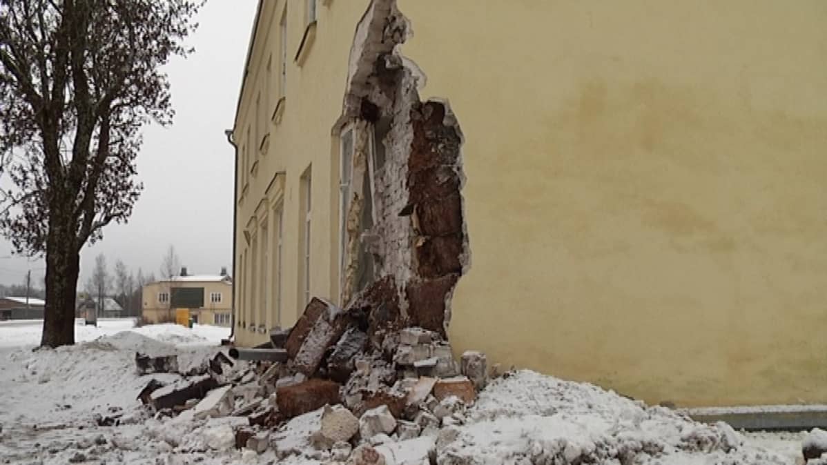 Seinä johon bussi suistui Paattistien liikenneonnettomuudessa