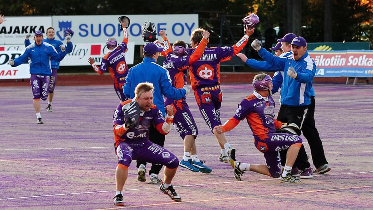 Sotkamon Jymyn voitonjuhlaa miesten Superpesiksessä vuonna 2011.