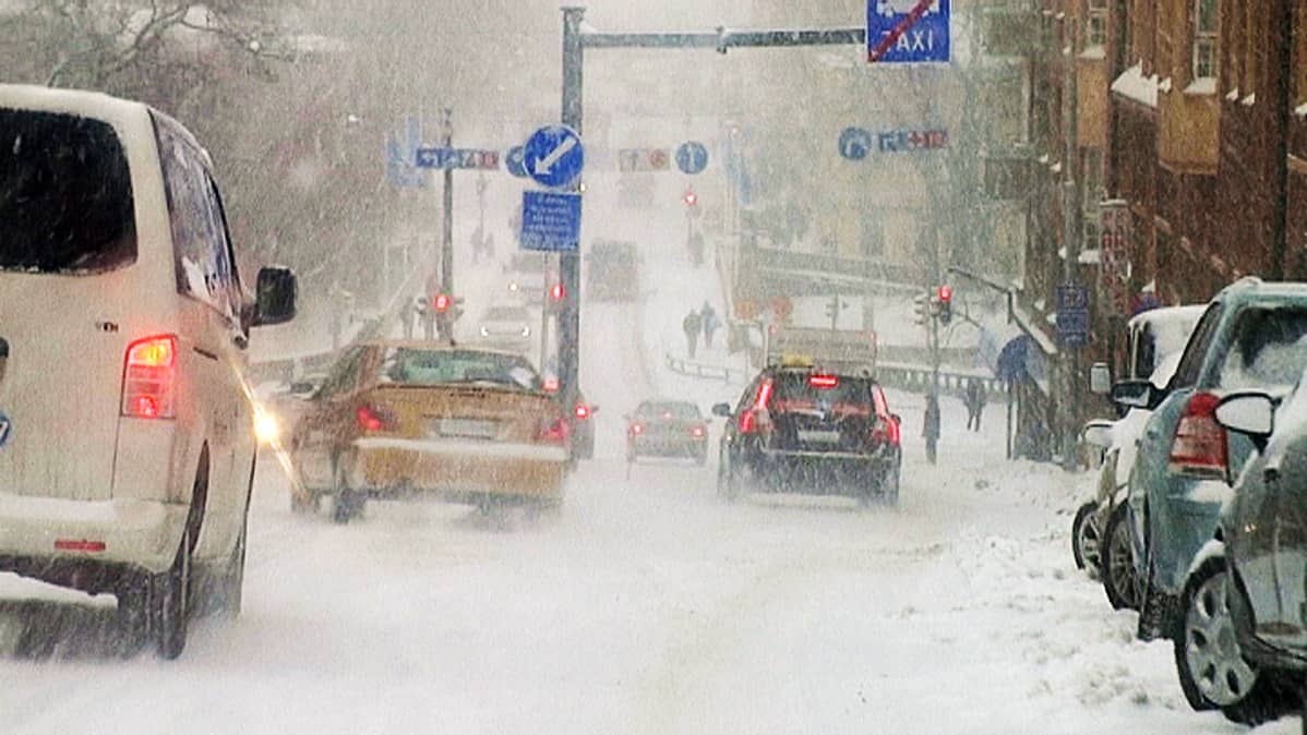 Liikennettä Turun Kaskenmäessä.
