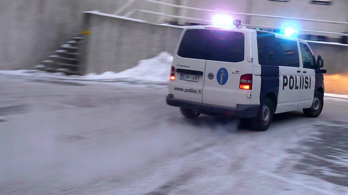 Poliisiauto hälytysajossa.