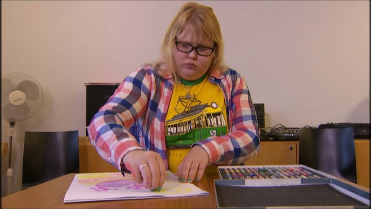 Fanni piirtää lintua.