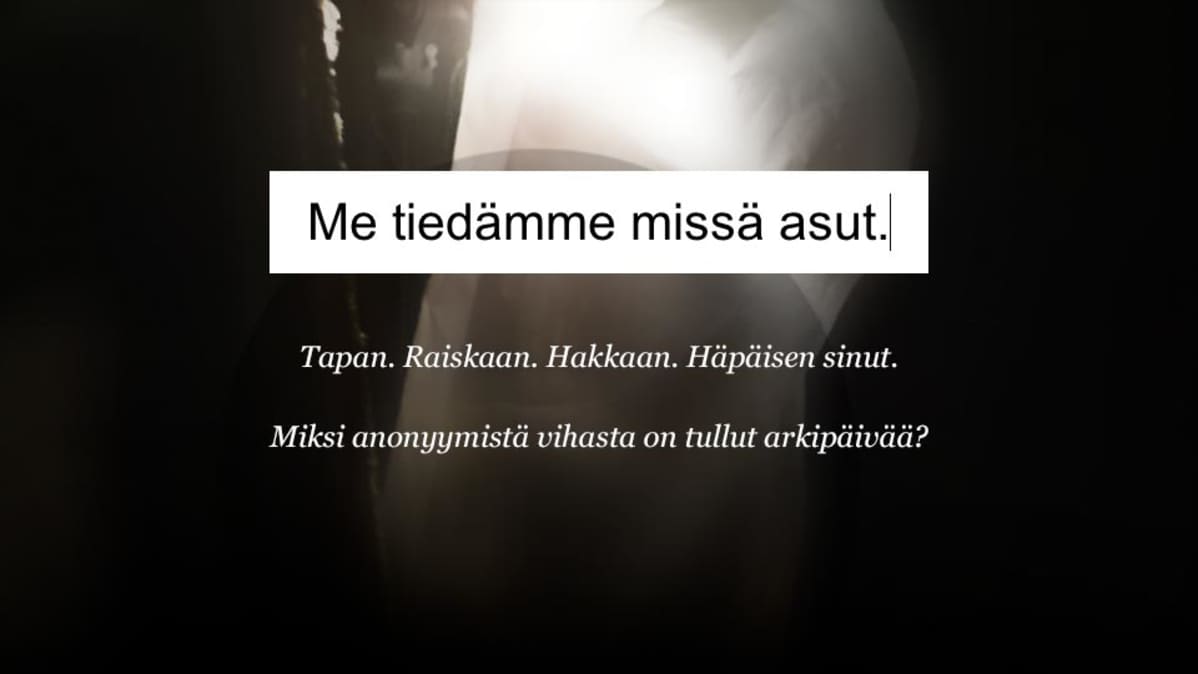 Uhkaava valo hohtaa pimeydestä. Kuvassa teksti: Me tiedämme missä asut.
