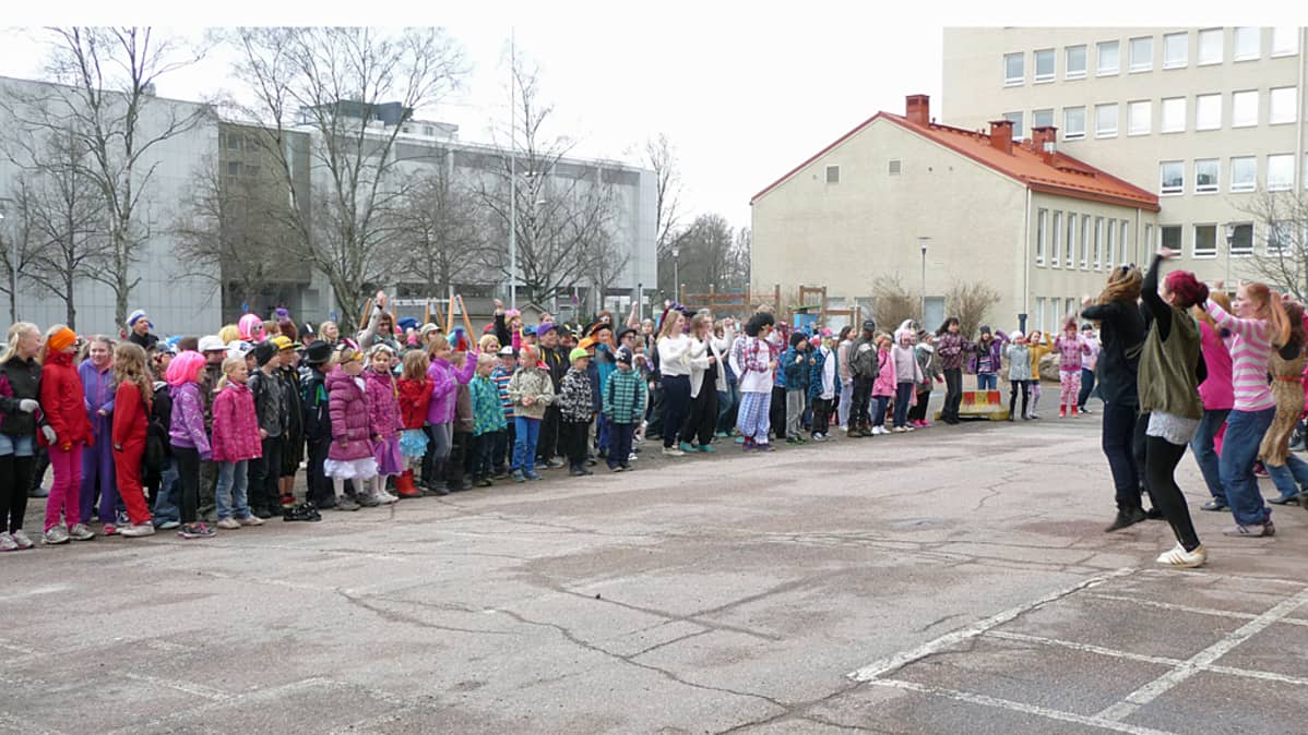 Kankaan koulun oppilaat pistivät tanssiksi