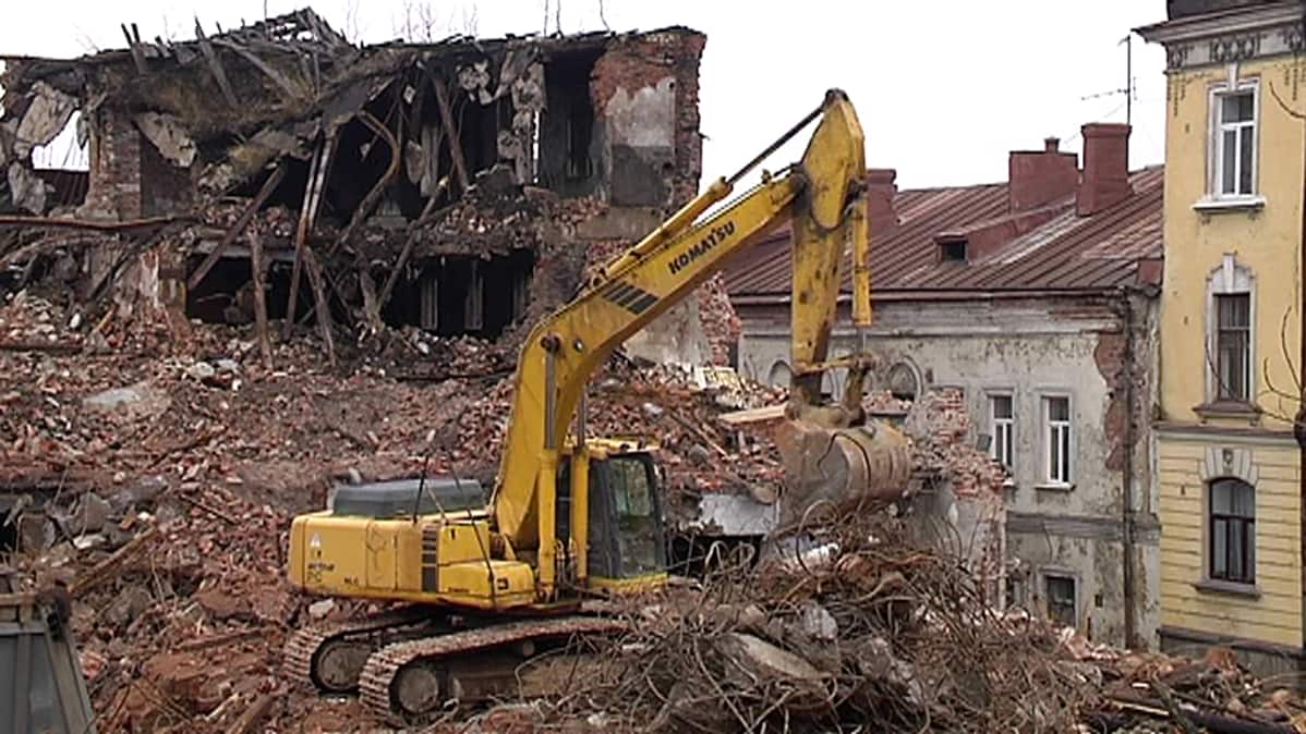 Vanhaa rakennusta puretaan Viipurissa.