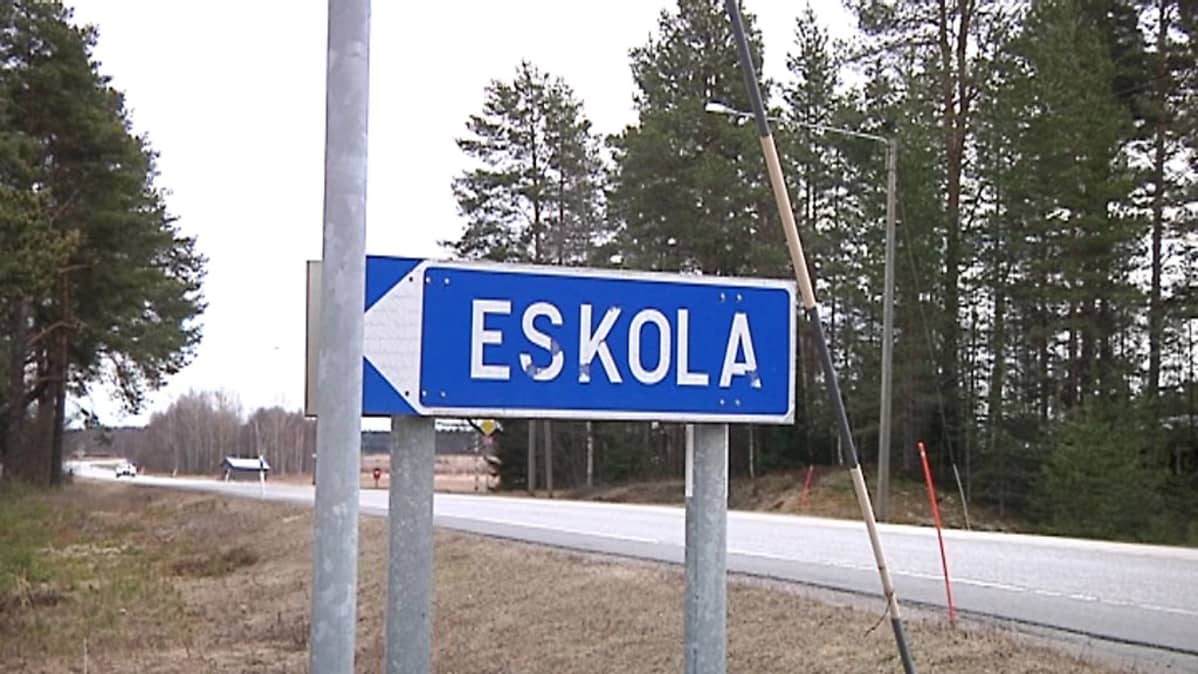Kuvassa näkyy Kannuksen Eskolan kylän kyltti