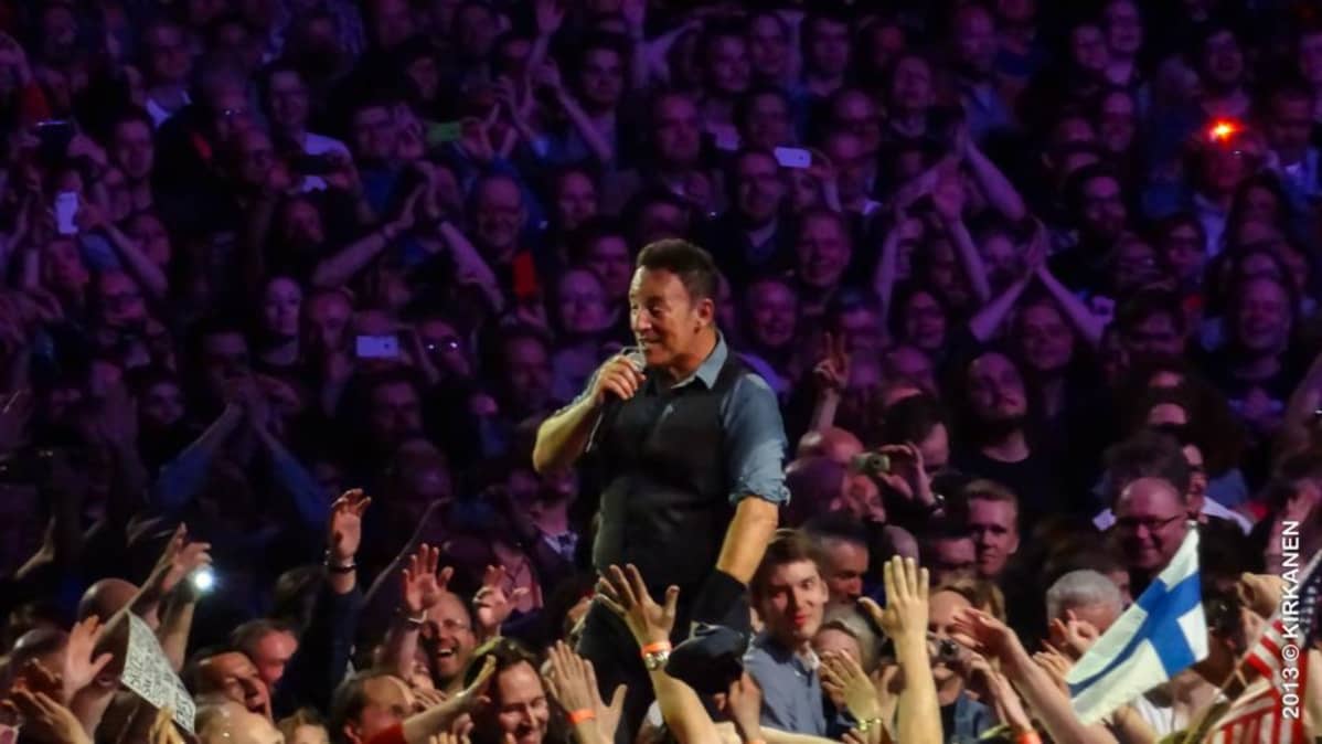 Bruce Springsteen otti Turkuhallissa paljon lähituntumaa yleisöönsä.