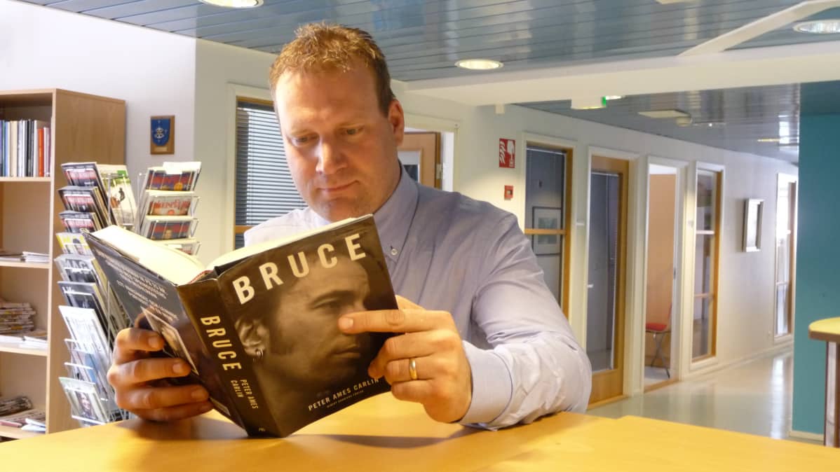 Bruce-fani Marko Collin lukee Bruce-elämäkertaa.