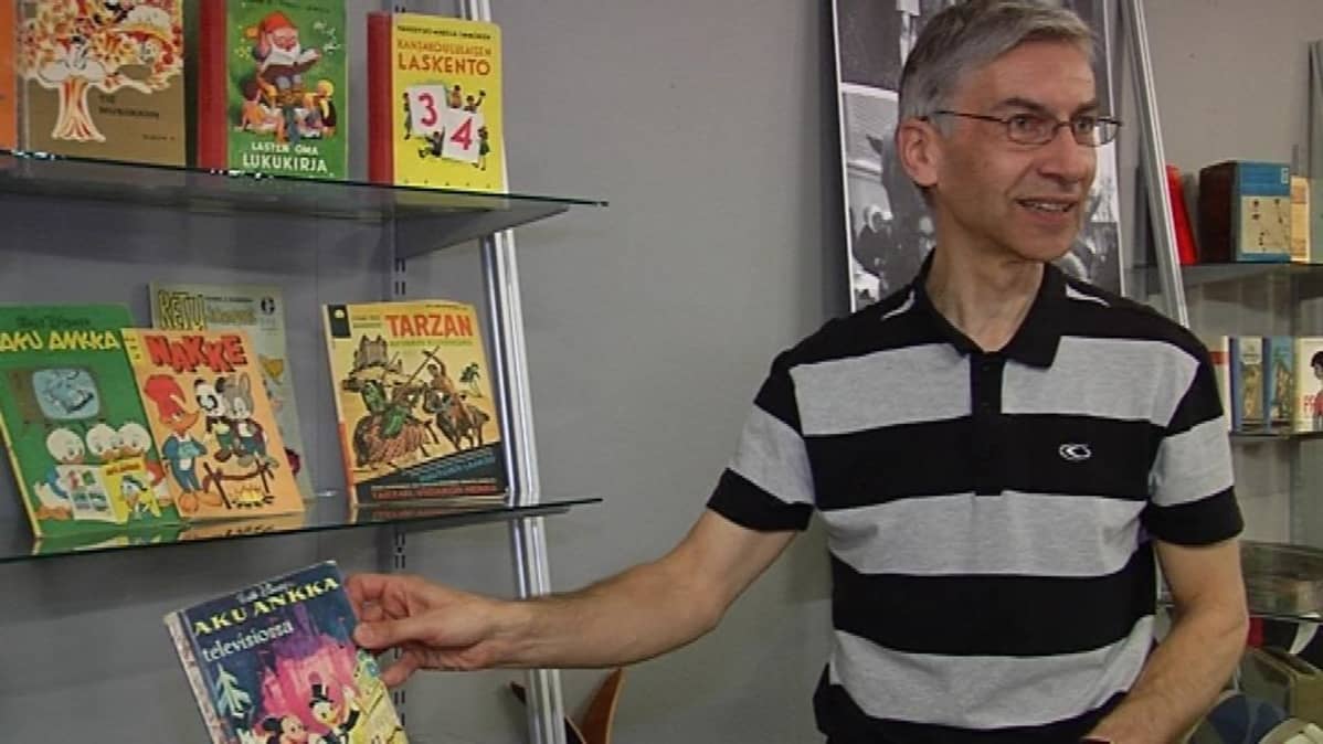Museonjohtaja Antti Mäkinen toi näyttelyyn muun muassa sarjakuvia.