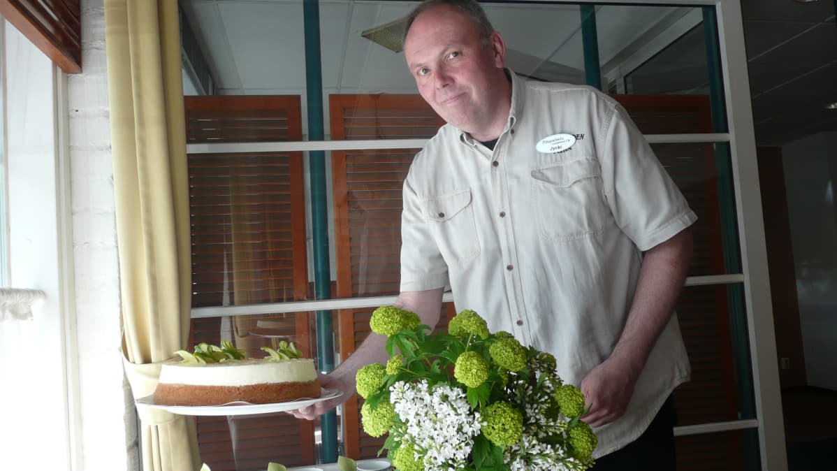 Ylioppilasjuhlavastaava Jyrki Laaksonen esittelee limekakkua.