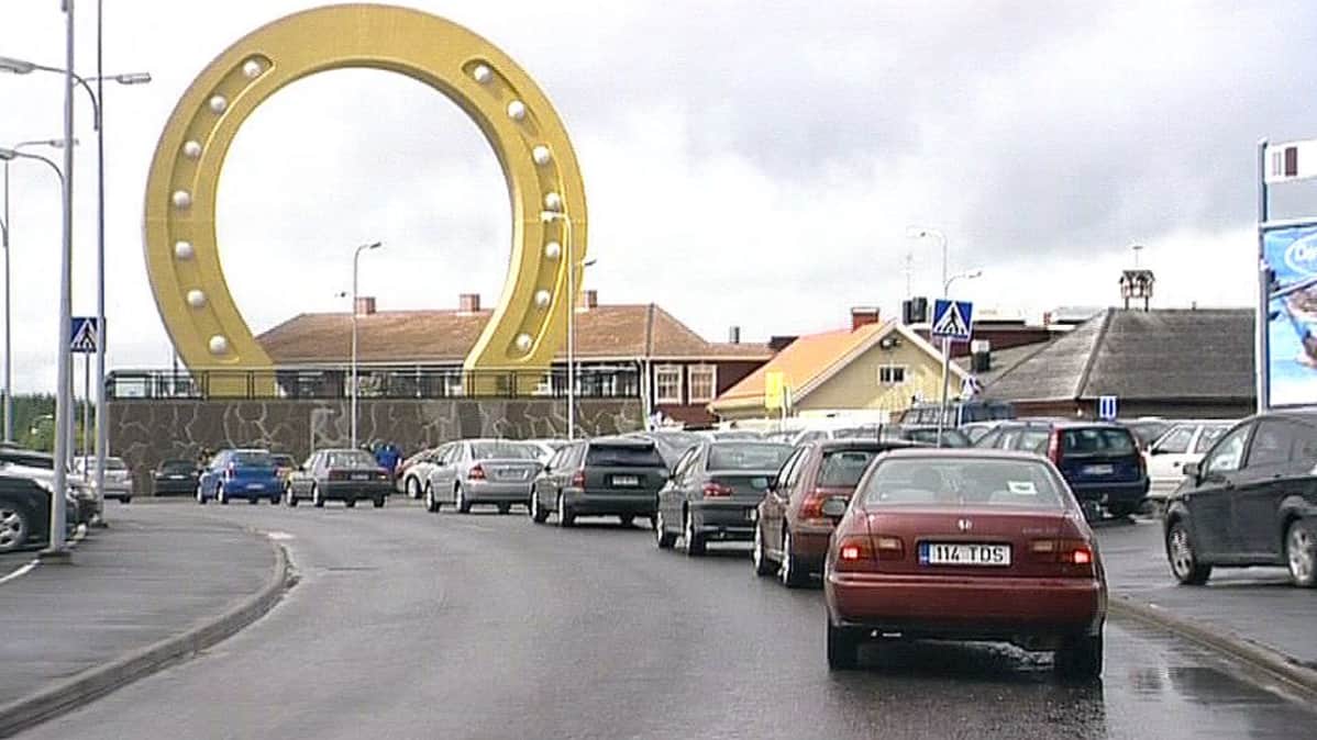 Autoja jonottamassa Tuurin kyläkauppaan.