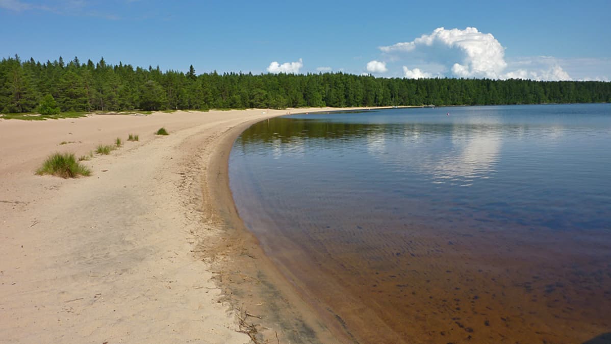 Ärjänsaaressa on pitkiä hiekkarantoja.