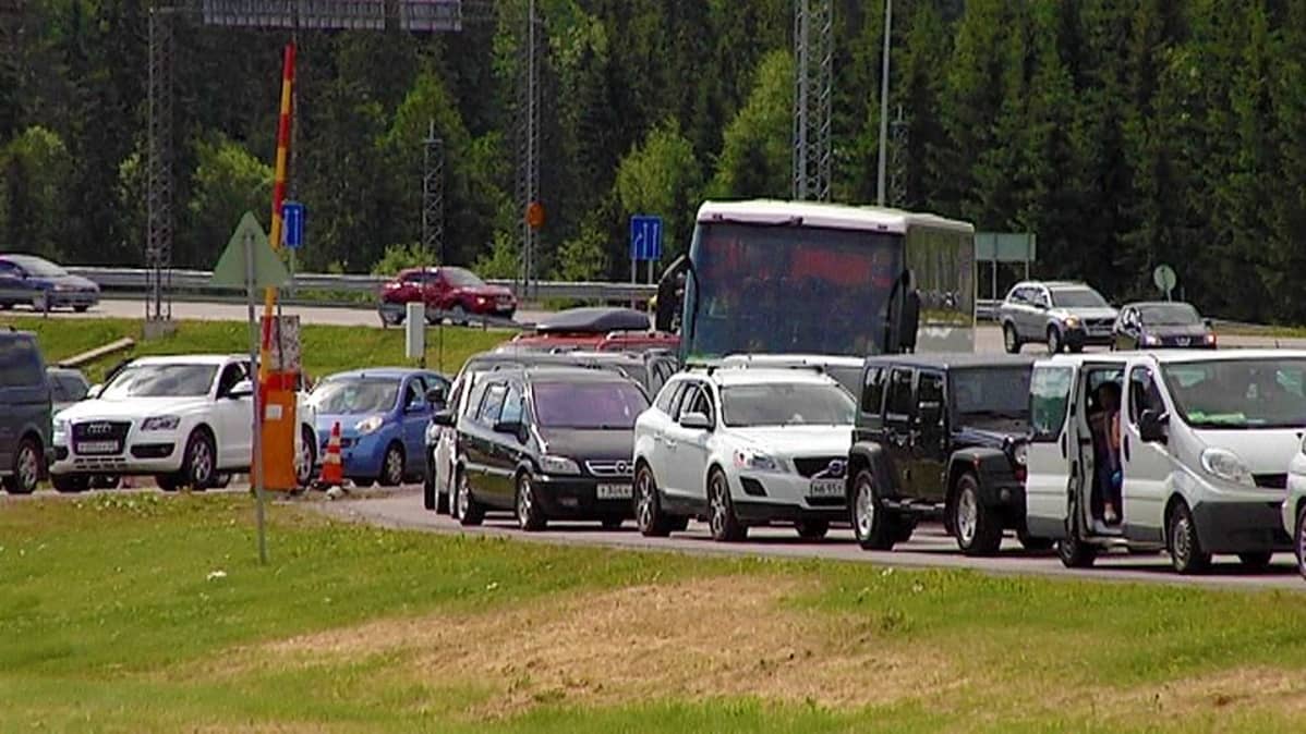 Venäläisiä tulossa Suomeen Nuijamaalla.