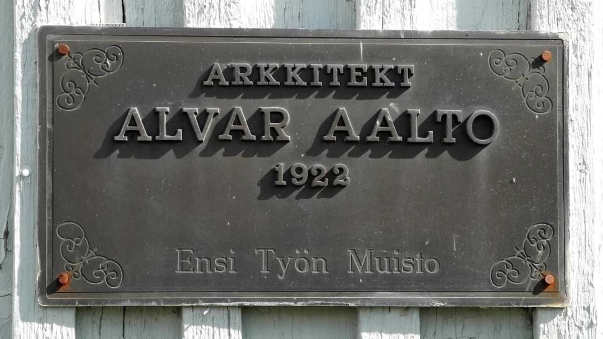Kyltti Nuoren talon seinässä.