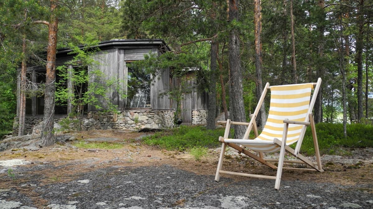 Tuoli ulkona Villa Oksalan edustalla.