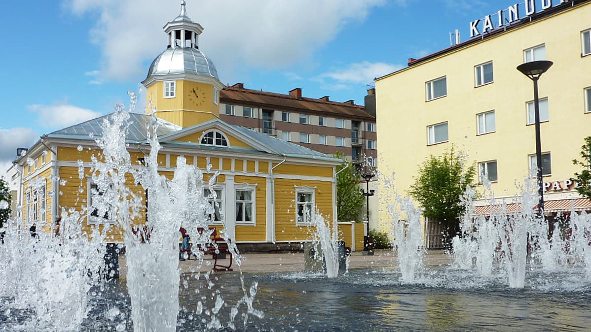 Kajaanin Raatihuone ja suihkulähde