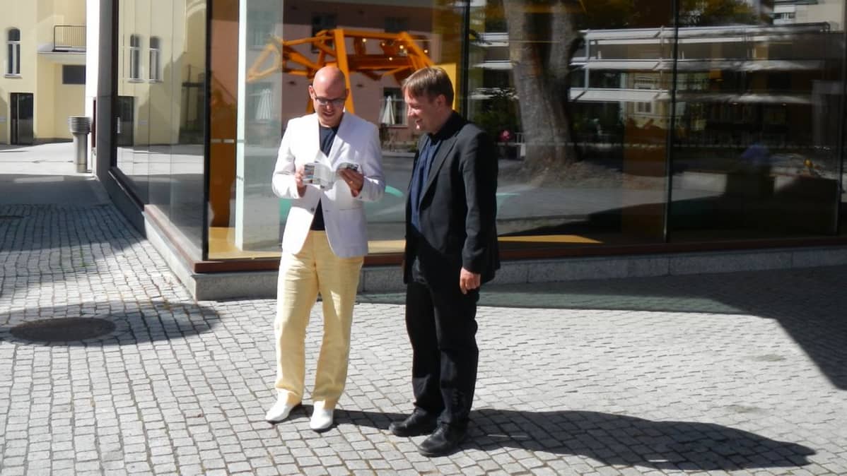 Tietokirjailijat Juri Nummelin ja Mikko Laaksonen turkulaisen arkkitehtuurin keskellä