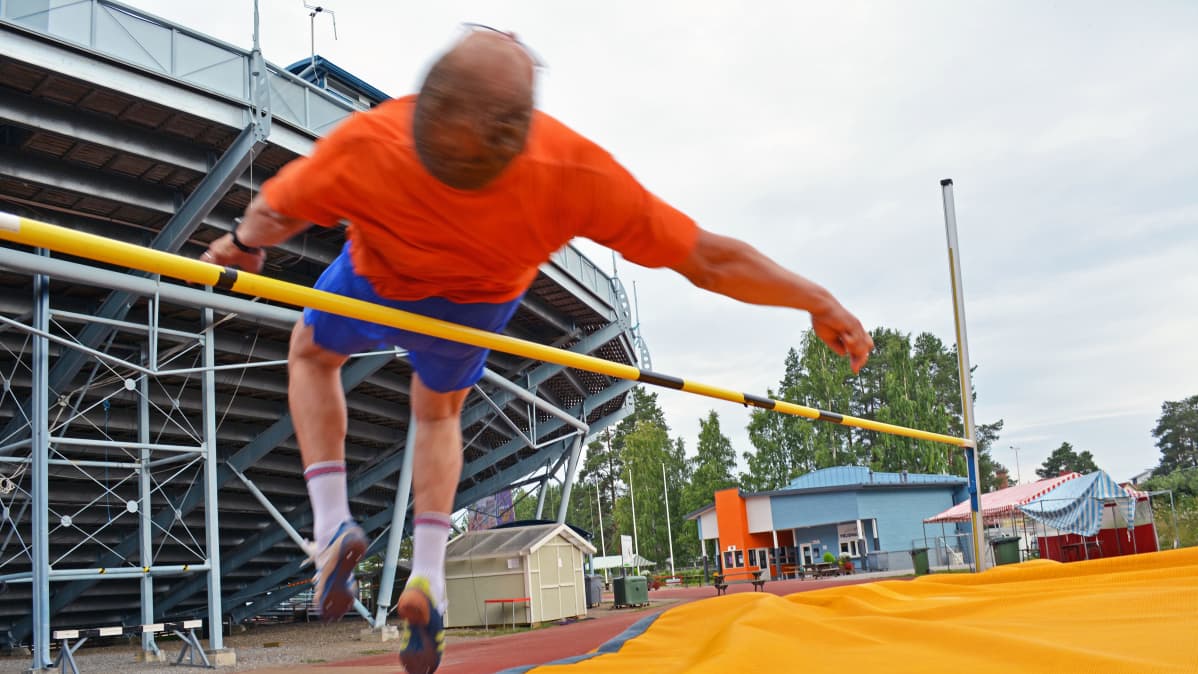 Sotkamon kunnanjohtaja Petri Kauppinen hyppää korkeutta.