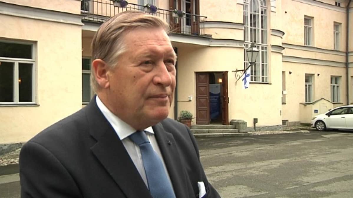 Kieliasiain neuvottelukunnan puheenjohtaja Pekka Hallberg.