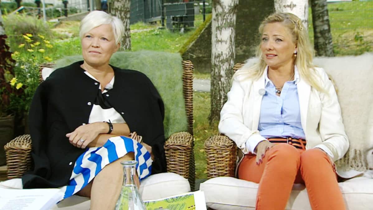 Marimekon taiteellinen johtaja Minna Kemell-Kutvonen (vas.) sekä taideväärennöksiin erikoistunut asiantuntija Pauliina Laitinen-Laiho Aamu-tv:n vieraana 31. heinäkuuta 2013.