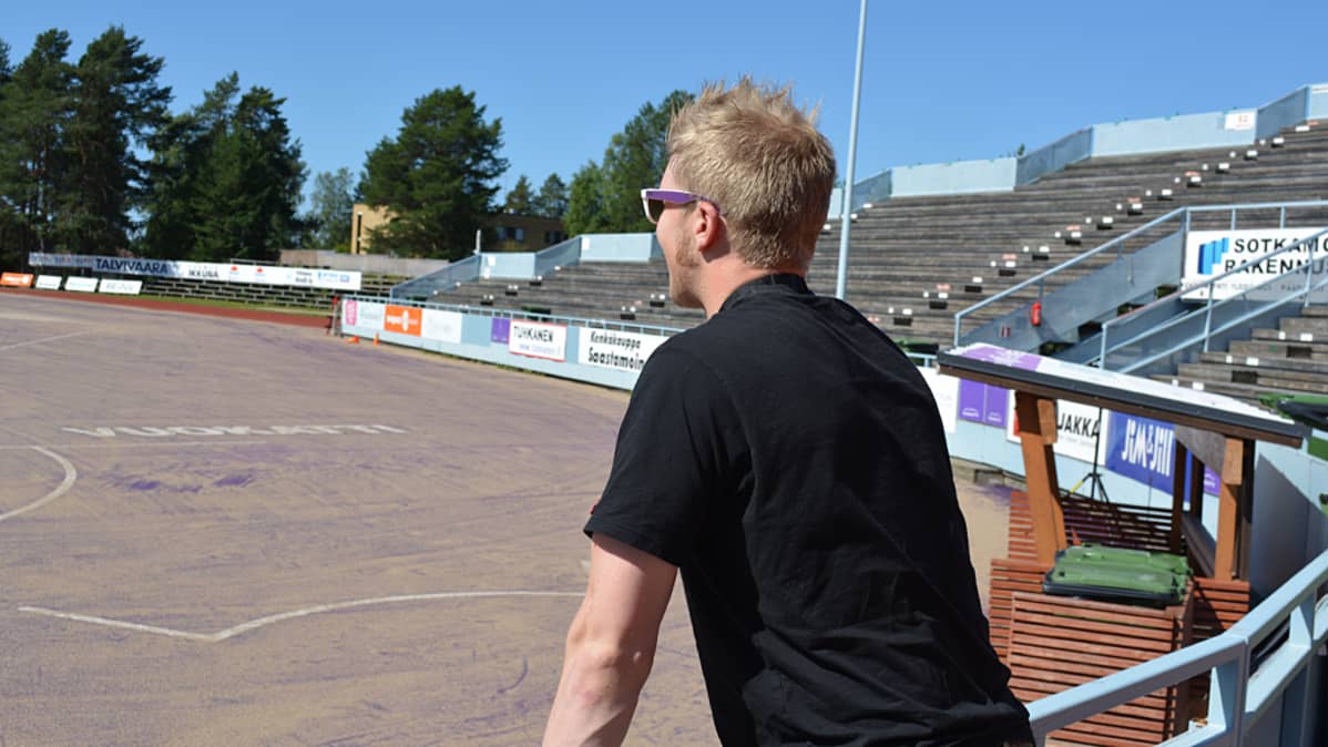 Roope Korhonen katselee Hiukan pesäpallostadionia katsomosta.