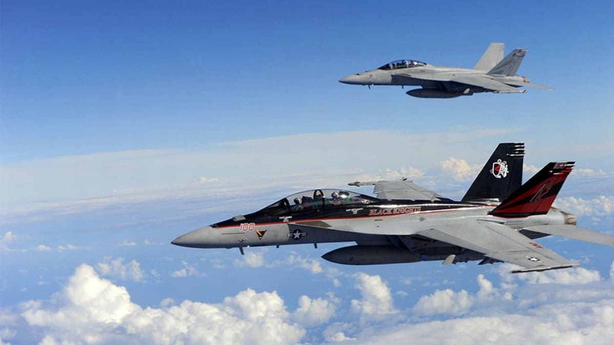 Kaksi Yhdysvaltain laivaston F/A-18F Super Hornet -hävittäjää.