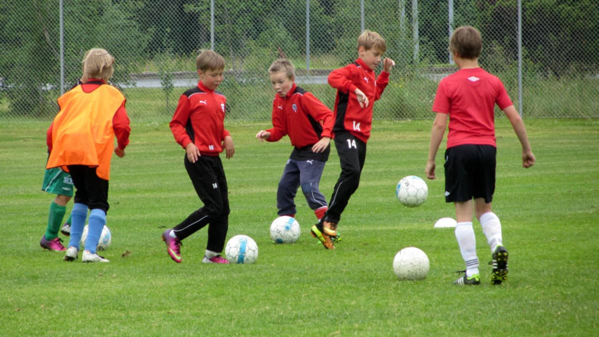 Kuvassa lapsia jalkapallokoulussa.