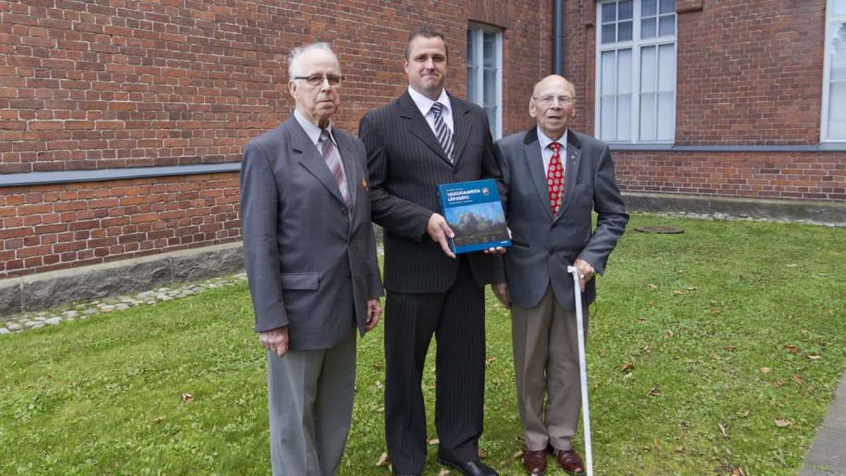 Jatkosodan veteraanit Kalevi Hertsi (vas.) ja Veikko Hämäläinen (oik.) arvostavat Janne Mäkitalon ja Jukka Vainion kirjoitusurakkaa.