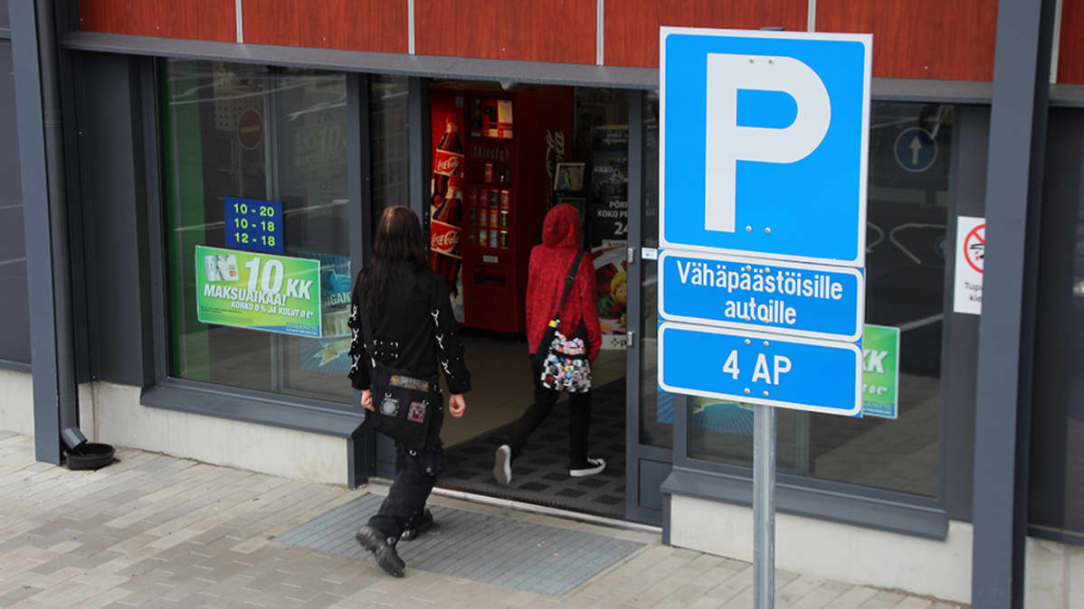 Pysäköintipaikan merkki, jossa lisäkilpi "Vähäpäästöisille autoille".
