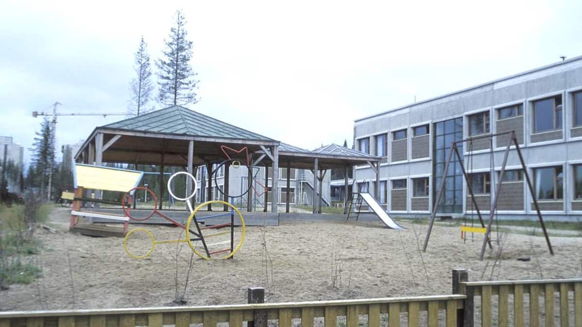 Kuva otettu Kostamuksessa 14.10.1981, pienkerrostalon pihalla on leikkipuisto.
