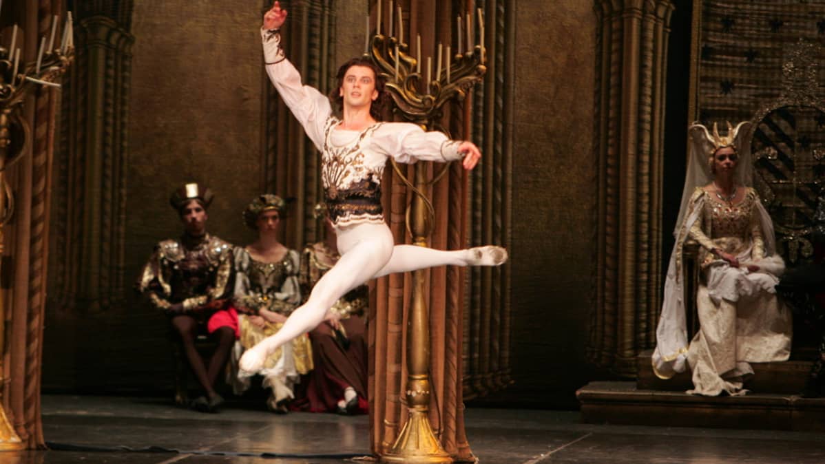 Dimitri Akulin osallistuu vuosittain St. Petersbusg Ballet Theatren maailmankiertueille.