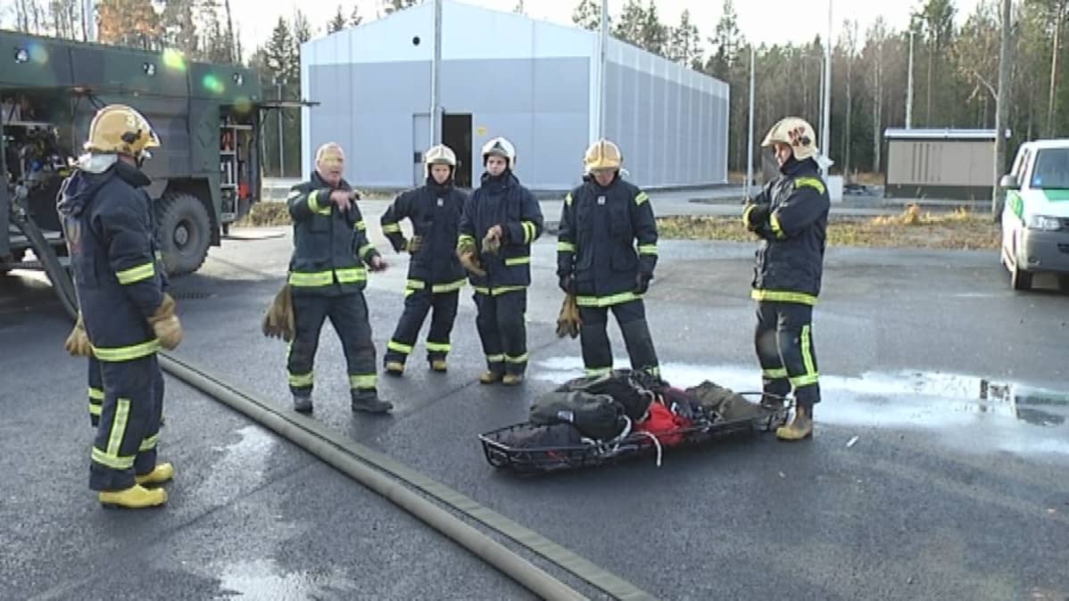Libanoniin lähteviä rauhanturvaajia harjoittelemassa Porissa.