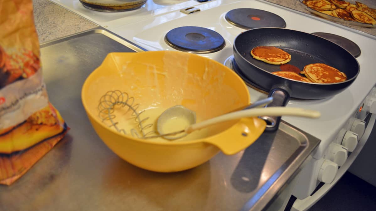 Lettutaikinaa kulhossa ja ohukaiset pannussa.