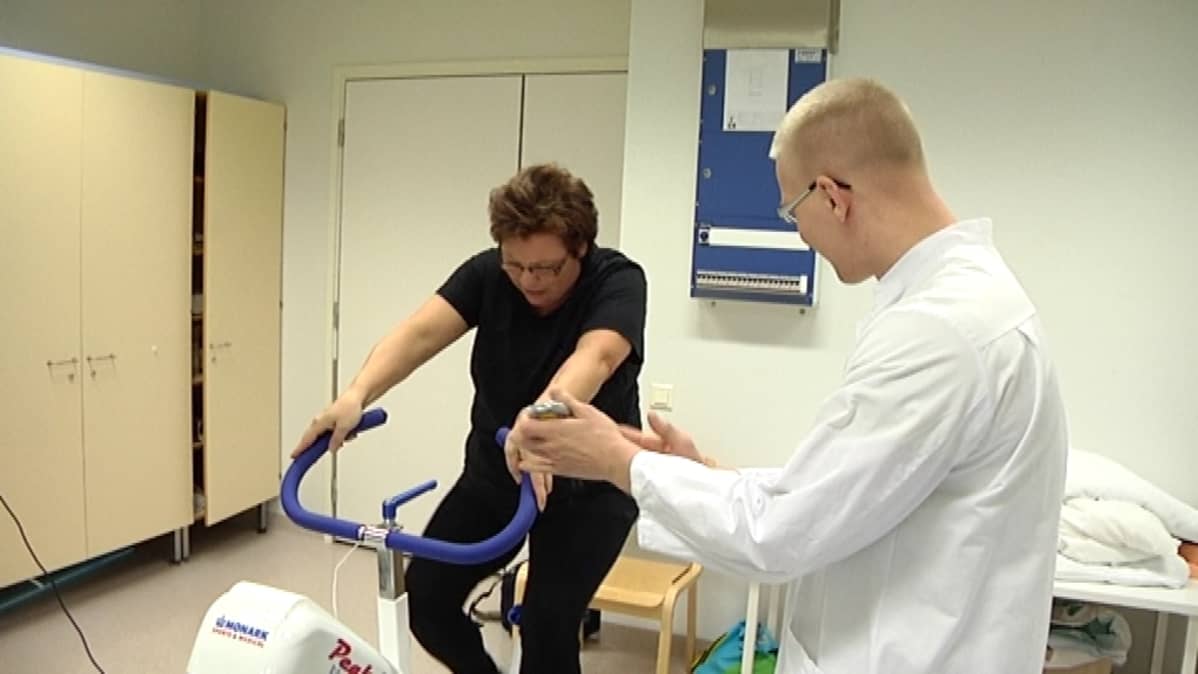 Tutkimushoitaja Mikko Koivumäki kannustaa Anneli Hatakkaa.