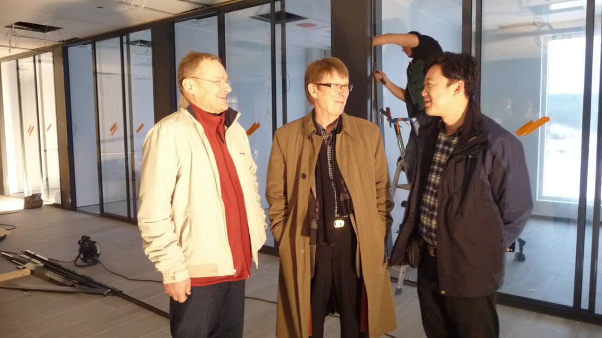 Medikro Oy:n toimitusjohtaja Mikko Eloranta, Kuopion elinkeinojohtaja Heikki Ryynänen ja Medikron Kiinan-maajohtaja Jiechen Jiang katsastavat Medikron uusia toimitiloja Pienessä Neulamäessä.