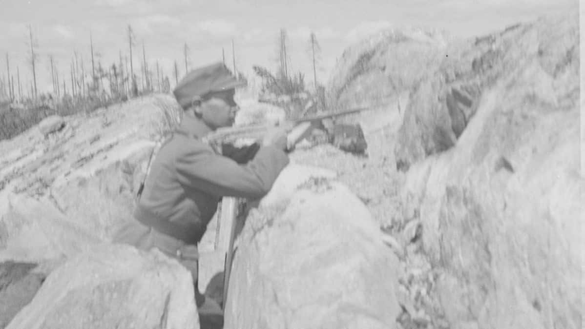 "Tästähän mie niitä kyttäilin", Simo Häyhä kuvailee ampumasektoriaan Kollaanjoella kesällä 1942.