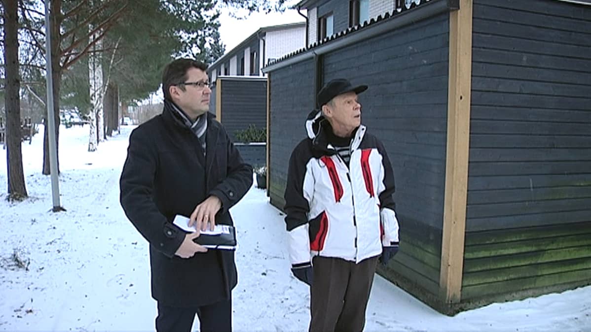Mikko Nurminen ja Raimo Flink seisovat rivitalon pihassa.