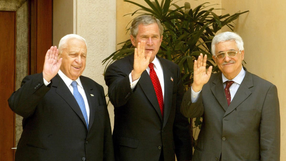 Ariel Sharon, George W. Bush ja Mahmoud Abbas.
