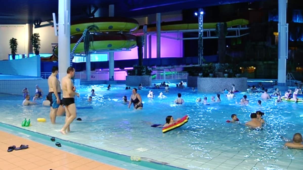 Ihmisä Flamingo Spa:ssa 5. tammikuuta 2014.