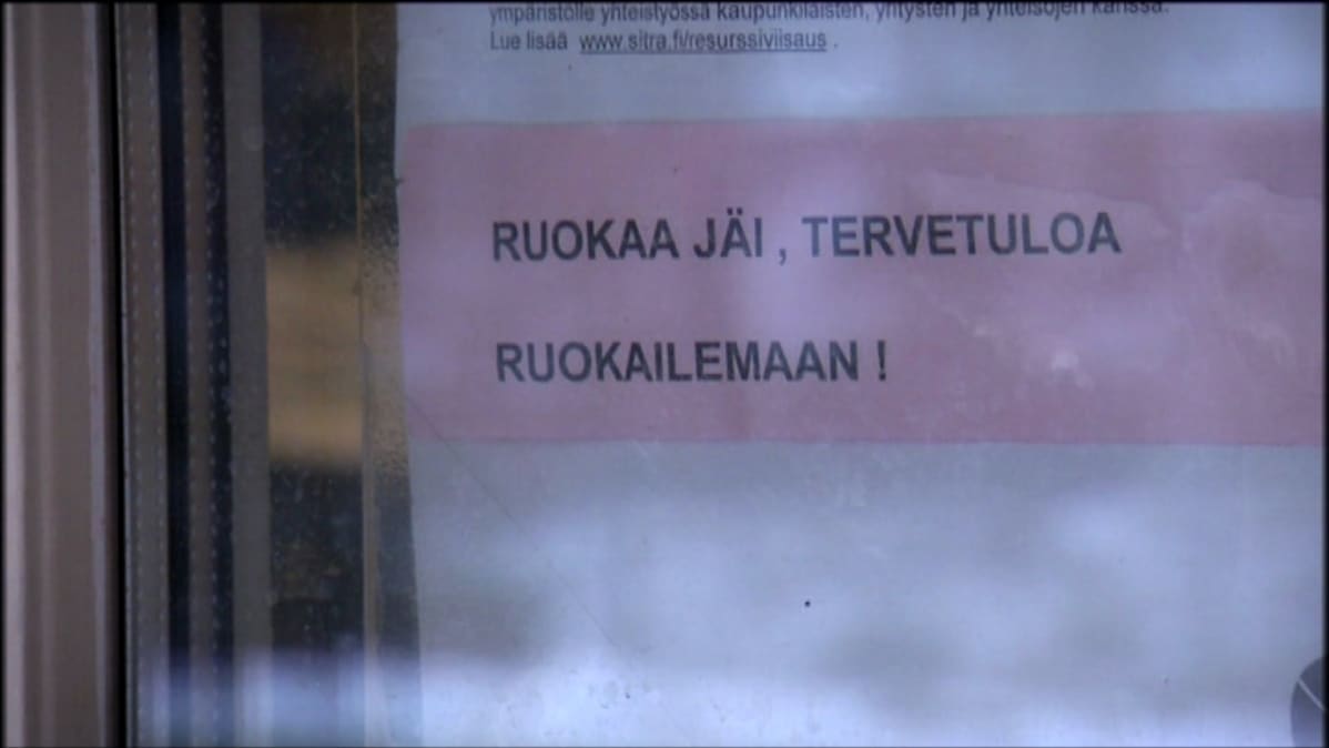 Kyltti kertoo, milloin tarjottavaa on jäänyt.