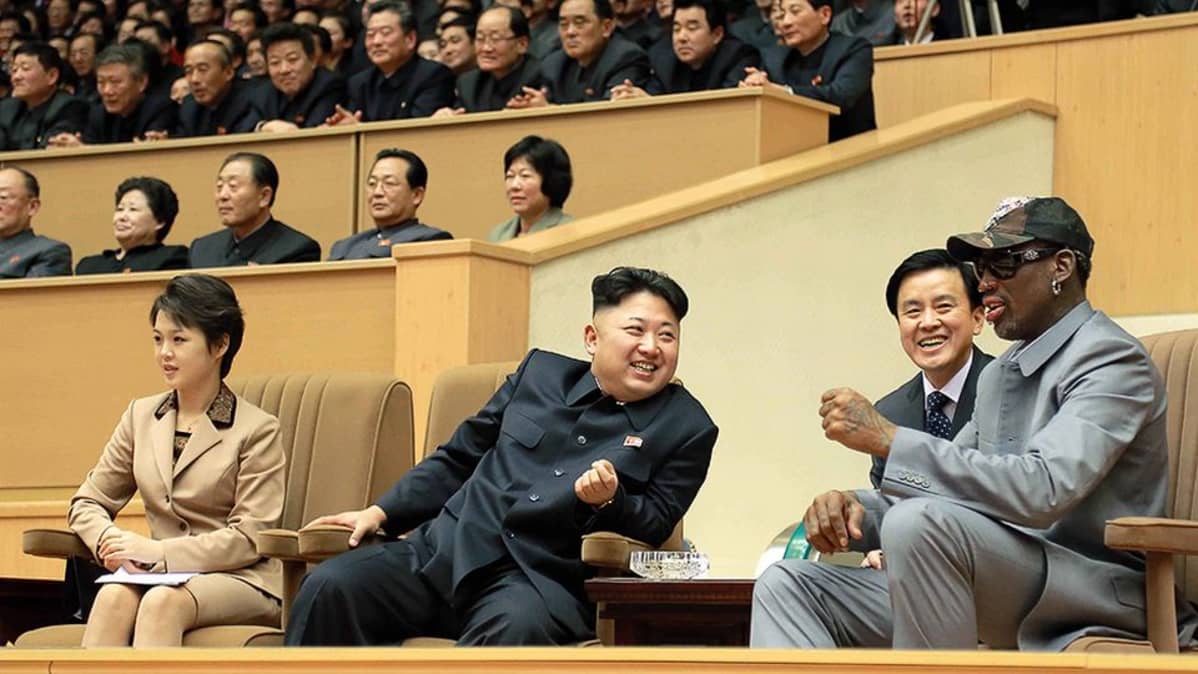 Koripalloilija Dennis Rodman, Pohjois-Korean johtaja Kim Jong-un (2. vas.) ja hänen vaimonsa Ri Sol-ju Pohjois-Korean ja entisten NBA-ammattilaisten välisen koripallo-ottelun aikana Pjongjangissa keskiviikkona 8. tammikuuta.